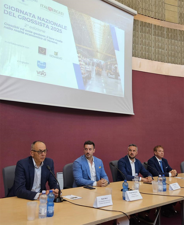 Un momento della tavola rotonda con, a partire da sinistra, Paolo Merci, vice presidente di Italmercati e direttore di Veronamercato, Jacopo Montresor, presidente di Fedagro Verona, Alex Vantini, presidente di Coldiretti Verona, e Paolo Arena, presidente di Confcommercio Verona